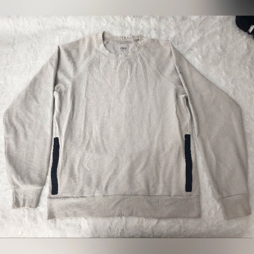 ALO Yoga Women's Cream and Black Top